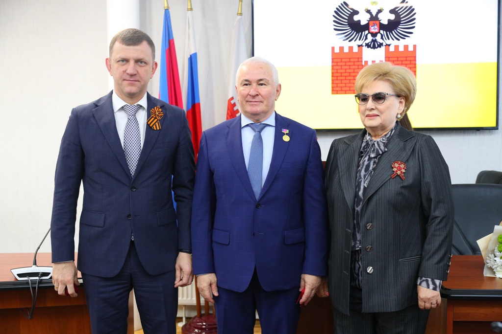 ПОЗДРАВЛЯЕМ! Ректору университета профессору Султану Меджидовичу Ахметову вручена памятная медаль «За заслуги» МО город Краснодар.