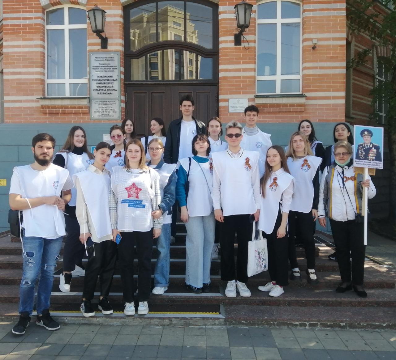 Волонтеры университета стали активными помощниками в проведении народного шествия «Бессмертный полк» в городе Краснодаре.
