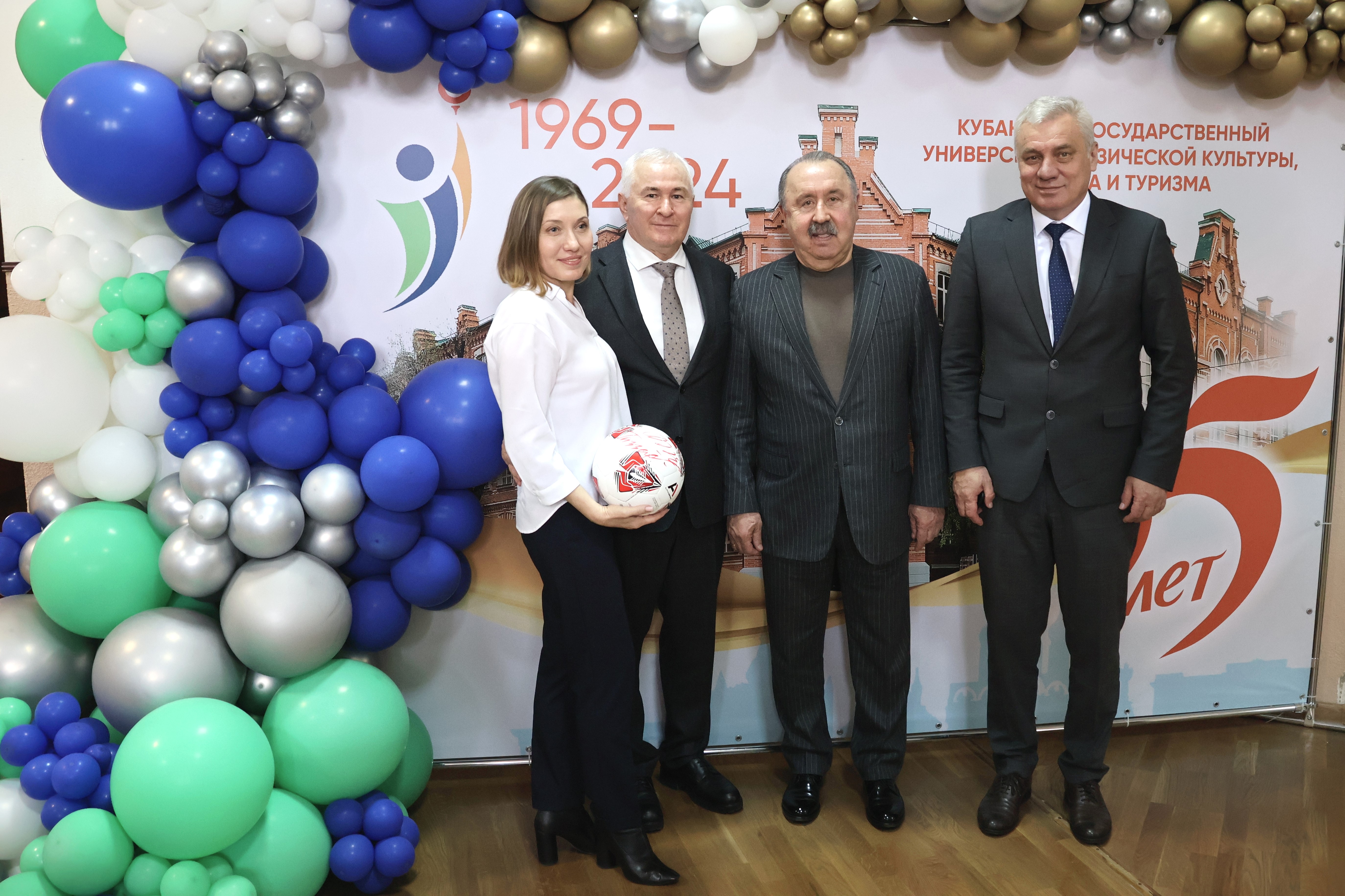 В КГУФКСТ прошла встреча с заслуженным тренером России Валерием Георгиевичем Газзаевым.