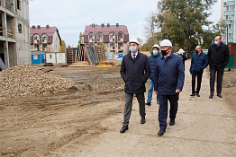 Ректор  университета С.М.Ахметов продолжил знакомить мэра города Краснодара Е.А. Первышова с развитием материально технической базы вуза