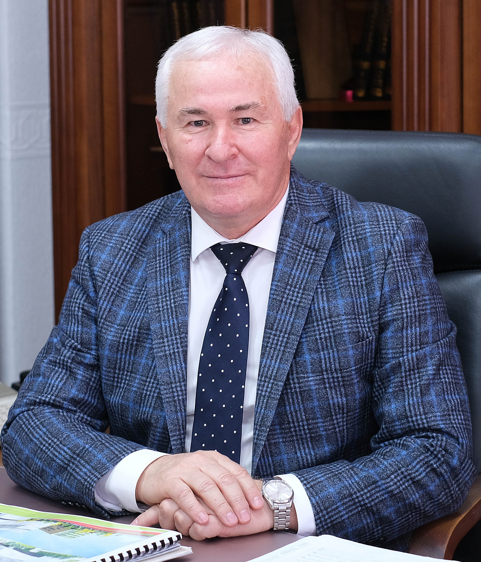 Поздравление ректора университета С.М.Ахметова с Днём тренера 