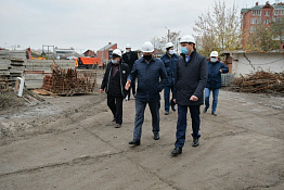 Ректор университета С.М.Ахметов ознакомил мэра города Краснодара Е.А.Первышова с ходом строительства нового спортивного центра.
