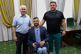 Ректор университета Султан Меджидович Ахметов встретился с чемпионом XVII Паралимпийских летних игр в Париже, студентом вуза Иваном Ревенко.