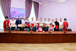 Вице-губернатор Краснодарского края Александр Власов наградил обучающихся университета – участников Парада Победы 9 мая в Москве.