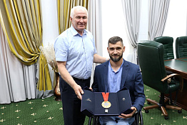 Ректор университета Султан Меджидович Ахметов встретился с чемпионом XVII Паралимпийских летних игр в Париже, студентом вуза Иваном Ревенко.