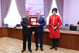 Вице-губернатор Краснодарского края Александр Власов наградил обучающихся университета – участников Парада Победы 9 мая в Москве.