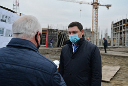 Ректор университета С.М.Ахметов ознакомил мэра города Краснодара Е.А.Первышова с ходом строительства нового спортивного центра.