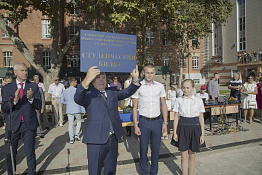 Торжественная линейка, посвящённая началу учебного года (02.09.2019)