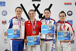 ПОЗДРАВЛЯЕМ! Студентка факультета спорта Мария Зинюхина стала серебряным призером первенства России по фехтованию среди юниоров.