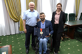 Ректор университета Султан Меджидович Ахметов встретился с чемпионом XVII Паралимпийских летних игр в Париже, студентом вуза Иваном Ревенко.